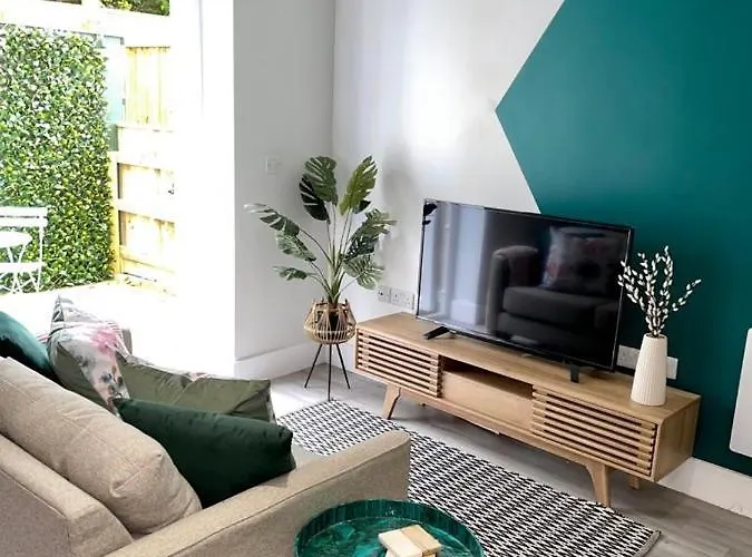 Gorgeous New 1 Bed, Town Centre, Parking, Garden